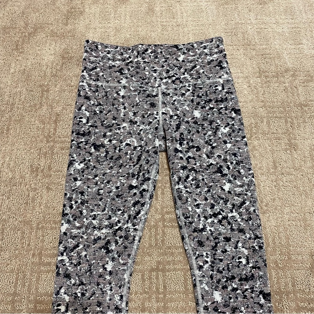 {Athleta} Patterned Cropped Athletic Yoga Leggings ~ Size Small